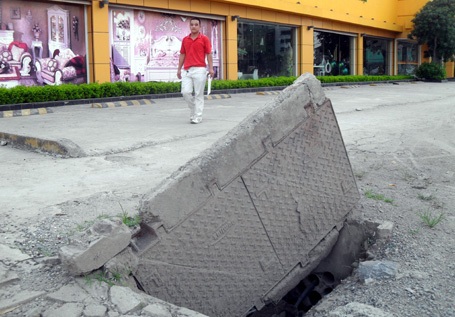 Nơm nớp với “hố tử thần” trên đường Hà Nội - 2