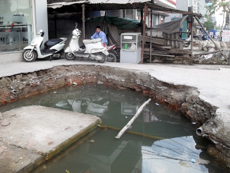 Nơm nớp với “hố tử thần” trên đường Hà Nội - 1