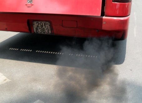 Cận cảnh xe buýt xì khói đen kịt diễu phố - 15