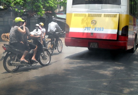 Cận cảnh xe buýt xì khói đen kịt diễu phố - 14