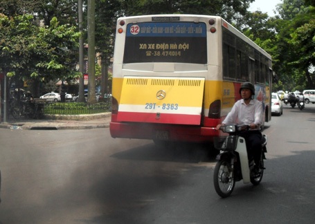 Cận cảnh xe buýt xì khói đen kịt diễu phố - 12
