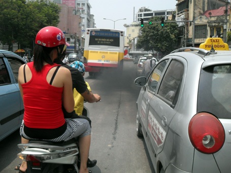 Cận cảnh xe buýt xì khói đen kịt diễu phố - 11