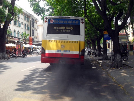 Cận cảnh xe buýt xì khói đen kịt diễu phố - 10