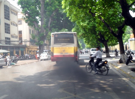 Cận cảnh xe buýt xì khói đen kịt diễu phố - 9