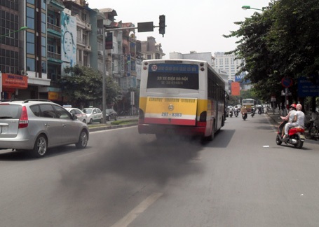 Cận cảnh xe buýt xì khói đen kịt diễu phố - 8