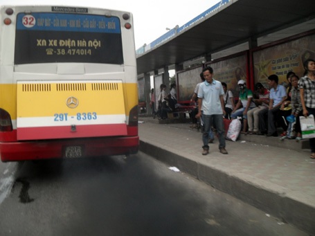 Cận cảnh xe buýt xì khói đen kịt diễu phố - 17