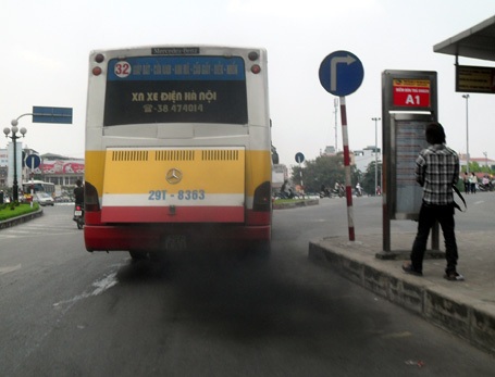 Cận cảnh xe buýt xì khói đen kịt diễu phố - 21