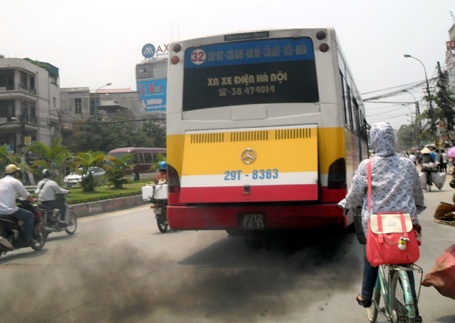 Hãy xem hình ảnh của xe buýt xì khói để cảm nhận được chuyến đi đầy màu sắc và độc đáo trên phố Hà Nội. Bạn sẽ được thưởng thức cảnh quan độc đáo của Hà Nội và bầu không khí vui tươi đang lan tỏa trong không gian xe buýt.