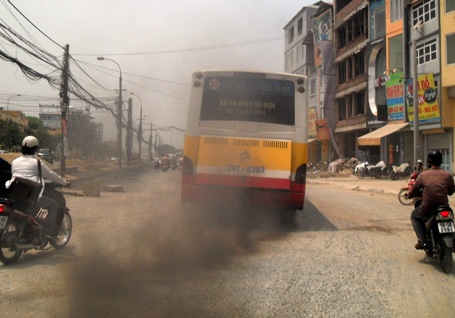 Cận cảnh xe buýt xì khói đen kịt diễu phố - 6