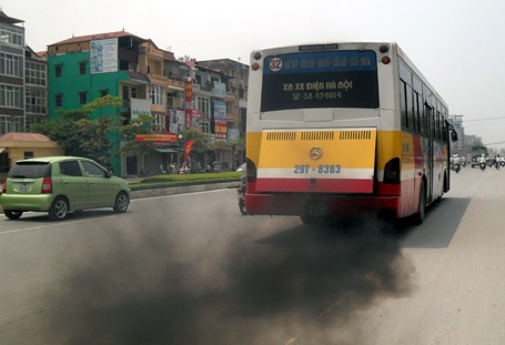 Cận cảnh xe buýt xì khói đen kịt diễu phố - 5