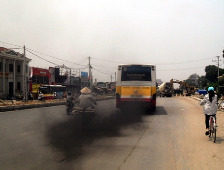 Cận cảnh xe buýt xì khói đen kịt diễu phố - 2