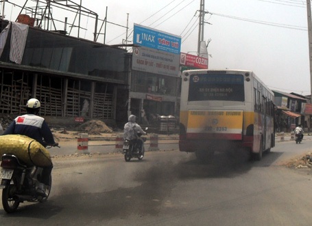 Cận cảnh xe buýt xì khói đen kịt diễu phố - 4