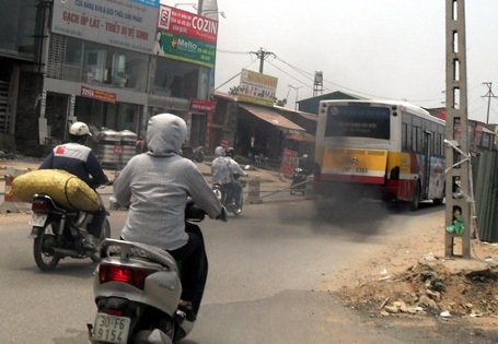 Cận cảnh xe buýt xì khói đen kịt diễu phố - 3