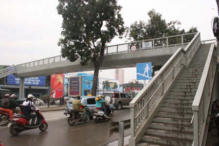 Hà Nội yêu cầu đưa cầu vượt bộ hành vào sử dụng - 1 Hà Nội yêu cầu đưa cầu vượt bộ hành vào sử dụng - 1