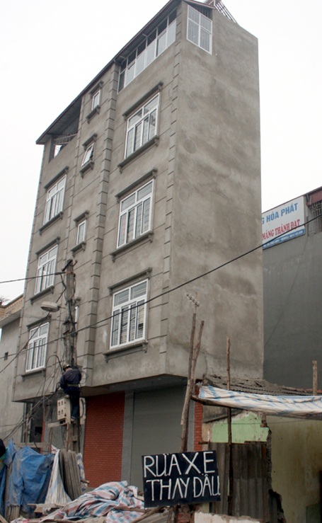 Hà Nội vẫn tắc trong việc xử lý nhà siêu mỏng, siêu méo - 1