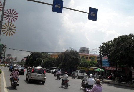 Nhiều khó khăn khi áp dụng phân làn xe trên đường Hà Nội - 2