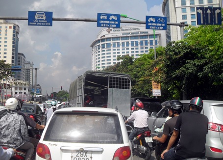 Nhiều khó khăn khi áp dụng phân làn xe trên đường Hà Nội - 1