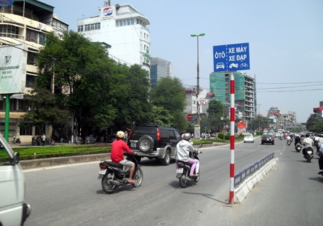 Đường Giải Phóng, Trần Khát Chân hỗn độn trong ngày đầu phân làn - 1