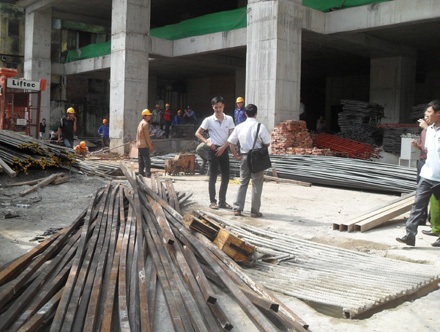 Hà Nội: Cần cẩu đứt cáp, một người nhập viện - 1