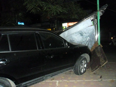 Ô tô mất lái gây tai nạn nghiêm trọng trên đường Đội Cấn - 1