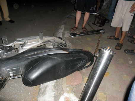 Ô tô mất lái gây tai nạn nghiêm trọng trên đường Đội Cấn - 2