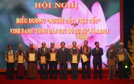 Hà Nội vinh danh 10 công dân ưu tú - 1