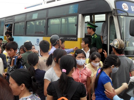 Xe buýt “chưa đẹp” trong mắt người dân - 1