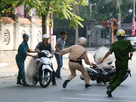 Dùng lưới cá bắt quái xế: Nếu xảy ra tai nạn sẽ phải đền! - 1