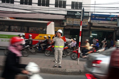 Kỹ sư xuống đường “giải cứu” giao thông Hà Nội - 3