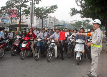 Kỹ sư xuống đường “giải cứu” giao thông Hà Nội - 4