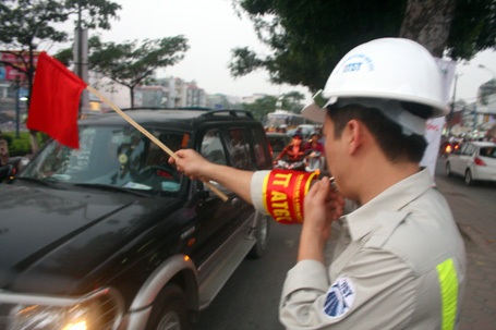 Kỹ sư xuống đường “giải cứu” giao thông Hà Nội - 8