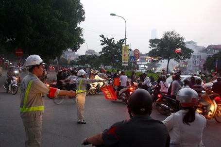 Kỹ sư xuống đường “giải cứu” giao thông Hà Nội - 5