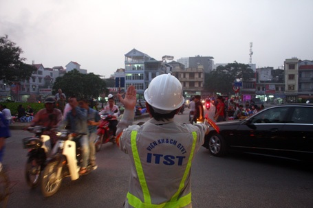 Kỹ sư xuống đường “giải cứu” giao thông Hà Nội - 2