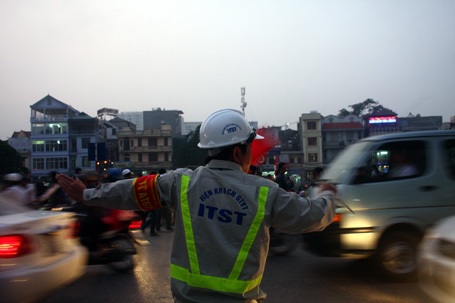 Kỹ sư xuống đường “giải cứu” giao thông Hà Nội - 7