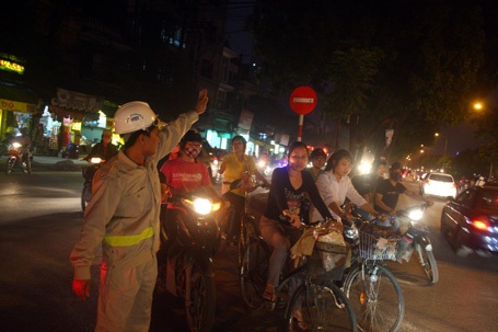 Kỹ sư xuống đường “giải cứu” giao thông Hà Nội - 12