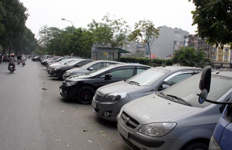 Hà Nội bắt đầu chiến dịch thu hồi bãi ô tô dưới lòng đường - 1