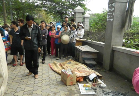 Hà Nội: Bị điện giật chết khi đang kéo cáp thông tin - 1