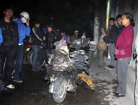 Hà Nội: Xe Attila cháy, cả dãy phố hoảng loạn - 1