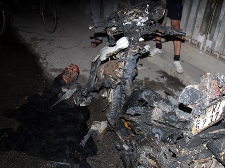 Hà Nội: Xe Attila cháy, cả dãy phố hoảng loạn - 2