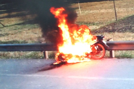 Xe máy cháy đùng đùng trên Quốc lộ 18 - 1