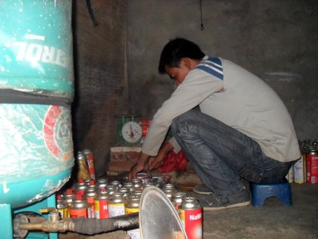 Hà Nội: Cảnh sát “đột kích” ổ sang chiết gas trái phép - 2