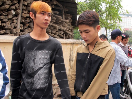 Bị truy đuổi, tội phạm ma túy chạy vào nhà dân vờ... gọi mẹ - 1