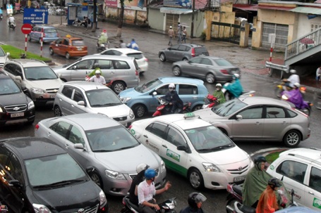 Hà Nội: Tăng phí trước bạ sẽ giảm được phương tiện cá nhân - 1