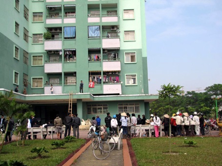 Hà Nội: Ngã từ tầng 9, cháu bé 4 tuổi tử vong - 1 Hà Nội: Ngã từ tầng 9, cháu bé 4 tuổi tử vong - 1