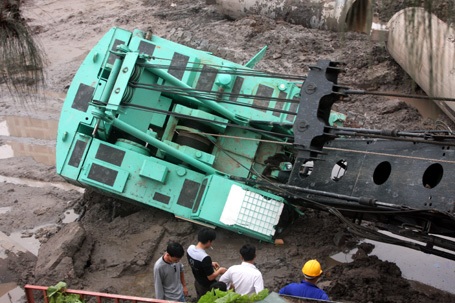 Hà Nội: Hoảng loạn máy khoan cọc nhồi sập trúng nhà - 2