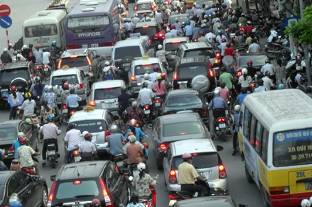 Cân nhắc tăng nhiều loại phí, cử tri vẫn bộn bề nỗi lo lạm thu - 1