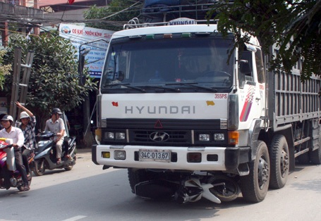 Hà Nội: Xe tải cán nát đùi một phụ nữ, tắc đường kéo dài - 1
