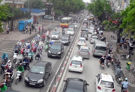 Tăng phí trước bạ, gửi xe nhằm hạn chế ô tô trong nội đô - 1