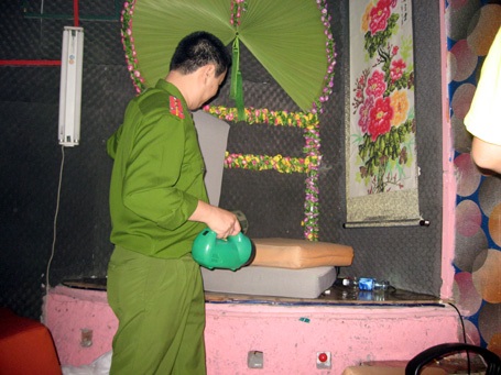 Hà Nội: Bắt giữ 11 đối tượng đang “phê” trong “động lắc” - 1 Hà Nội: Bắt giữ 11 đối tượng đang “phê” trong “động lắc” - 1