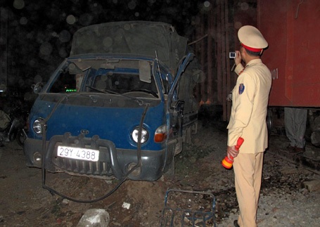 Hà Nội: Tàu hỏa cán chết người, húc ô tô văng 20m - 1